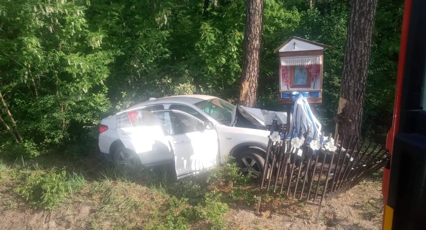 Uderzył w drzewo i przydrożną kapliczkę – Był pijany