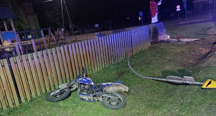 Motocyklista ściął znak drogowy – Był pijany