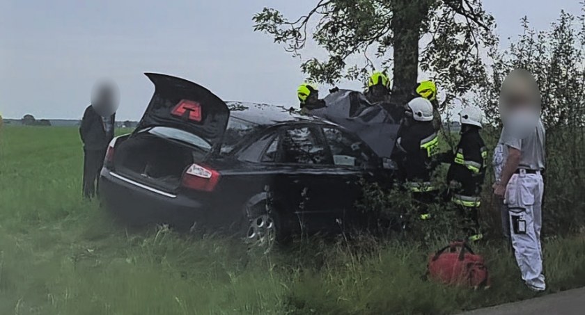 Audi uderzyło w drzewo