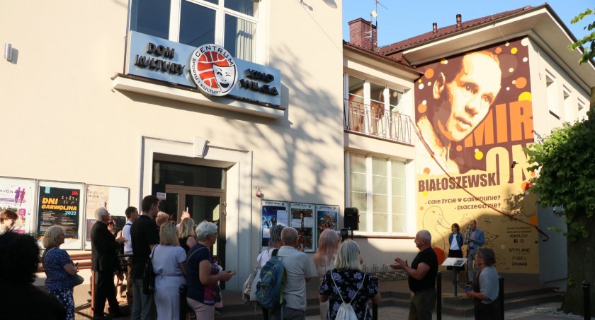 Miron spogląda – nowy mural w Garwolinie