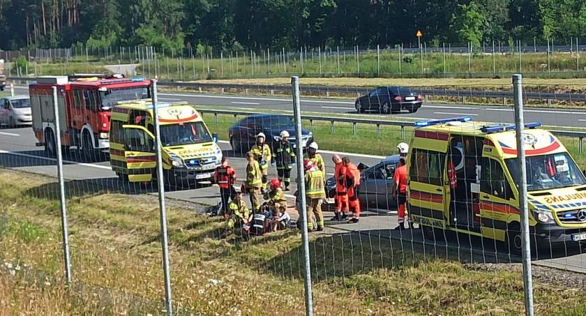 Zasnęła i uderzyła w bariery na S17 – W aucie 4 dzieci