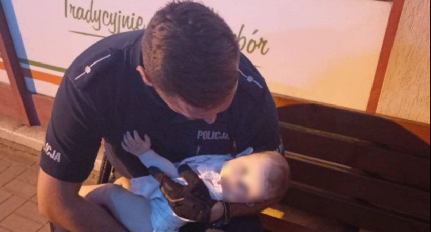Spacer pijanych rodziców z niemowlakiem - szybka reakcja policjantów