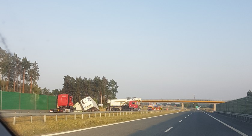 Na S17 przewróciła się ciężarówka z naczepą 