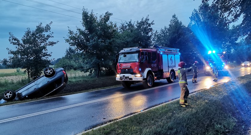 Dachowanie na Stacyjnej – Kierowca pod wpływem narkotyków