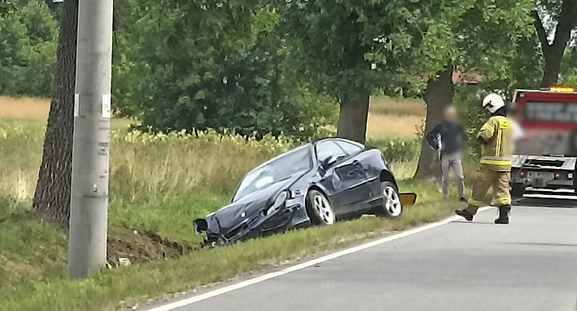 Chciał uniknąć czołówki – Daimler Chrysler uderzył w słup i drzewo 