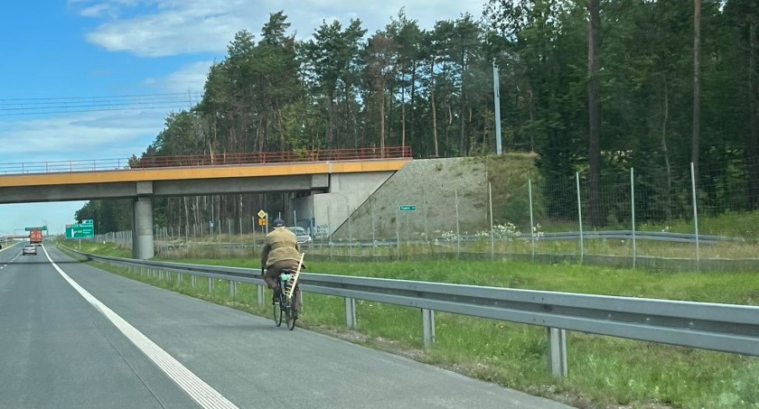 Rowerzysta z grabiami jechał ekspresówką