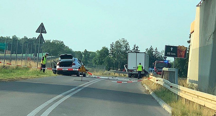 Czołowe zderzenie osobówki z samochodem dostawczym