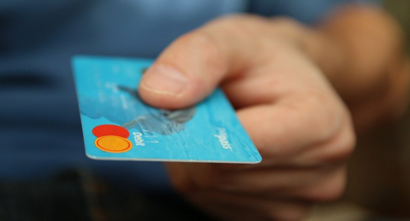 Płacił znalezioną kartą – Odpowie za przestępstwo