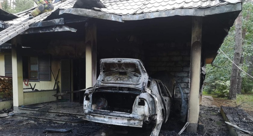 Pożar domu i samochodu na Osiedlu Wilga