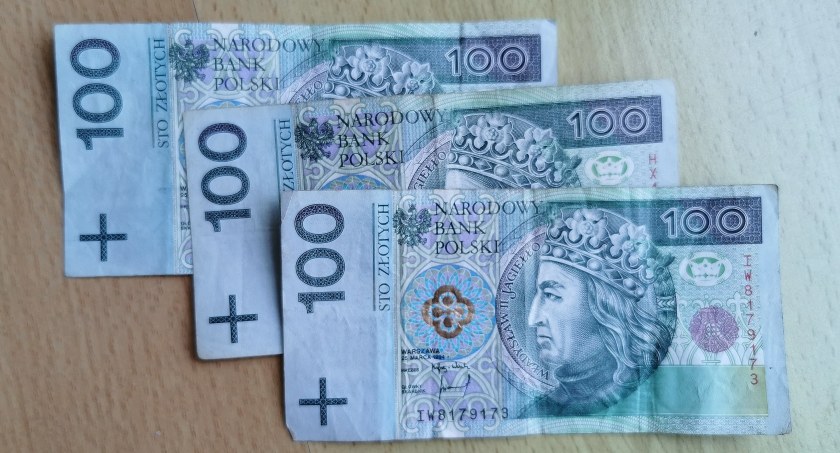 Ruszyły wypłaty 300 zł wyprawki szkolnej z programu 