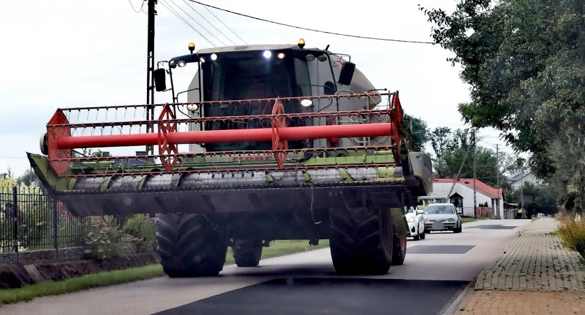 Heder kombajnu tuż nad samochodem – Wysokie kary dla kombajnistów! 