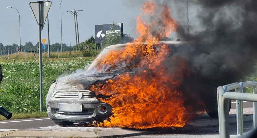 Pożar samochodu na zjeździe z S17 − Mini Cooper spłonął doszczętnie (video)