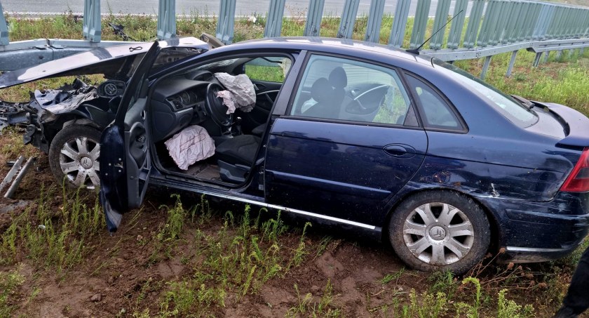 Kierowca citroena wbił się w barierki na S17