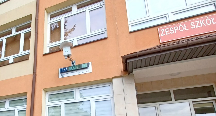 Dwójka ma miernik jakości powietrza