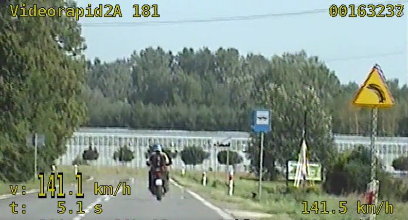 Motocyklista pędził 141 km/h w zabudowanym – VIDEO