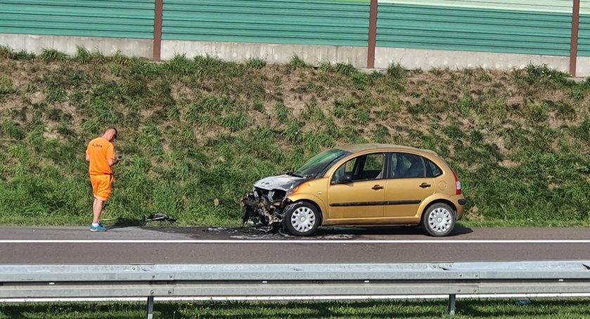 Pożar na S17 – Citroen stanął w płomieniach
