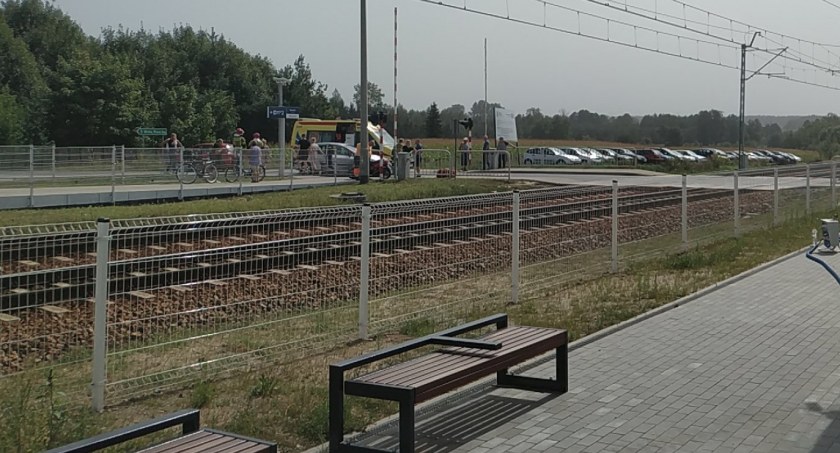 Łaskarzew – Zderzenie osobówki ze skuterem przed przejazdem kolejowym