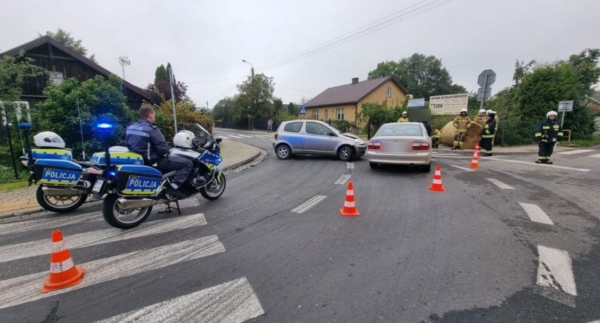 Kolizja na skrzyżowaniu i bmw przewrócone na bok – Policja apeluje do kierowców!