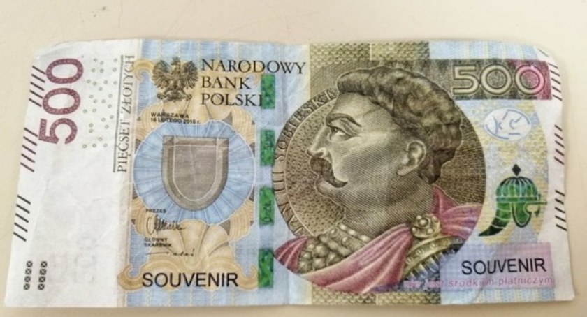 21-latek zapłacił za paliwo imitacją banknotu z napisem 