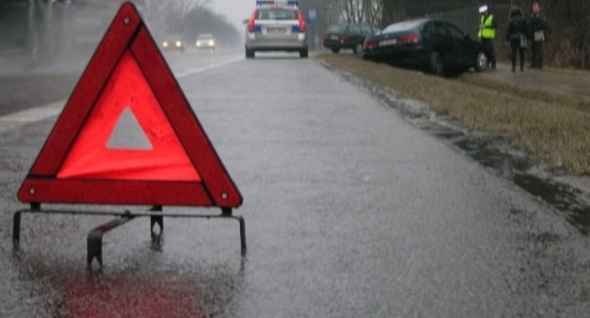 Zepchnęła skodę do rowu. Auto dachowało