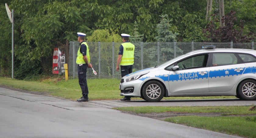 Najpierw nie zatrzymał się do kontroli, a później oszukał policjantów