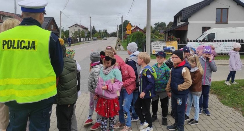 Policjanci rozmawiali z dziećmi o bezpieczeństwie na drogach