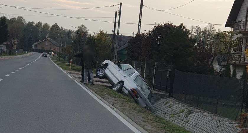 Bmw w rowie – Kierowca miał 3,5 promila!