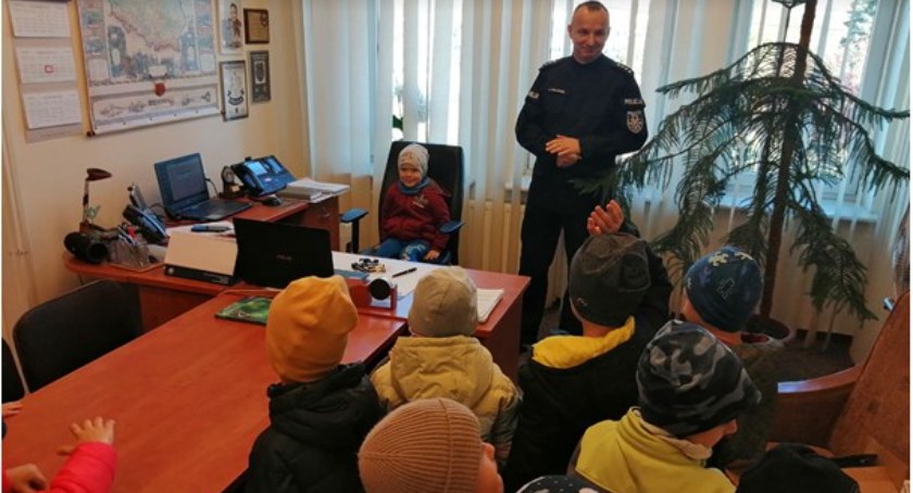 Czy policjant ma super moce i lubi pączki? Pytania dzieci zaskakują!