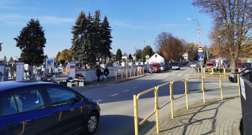 Zmiana organizacji ruchu w rejonie cmentarzy i dodatkowe znaki