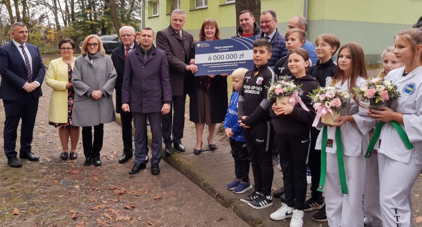 Minister Czartoryski przywiózł czek na 6 mln zł!