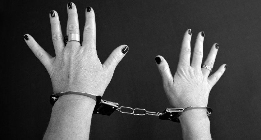 Pijana kobieta zaatakowała policjantów