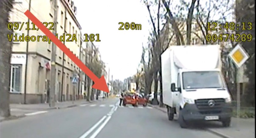 Policyjna kamera nagrała niebezpieczne zajście na pasach – VIDEO