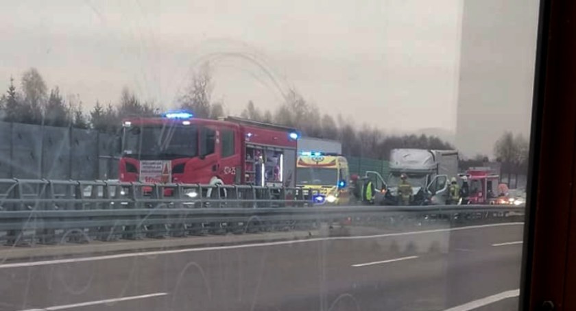 S17 – Samochód dostawczy wjechał w pojazd GDDKiA
