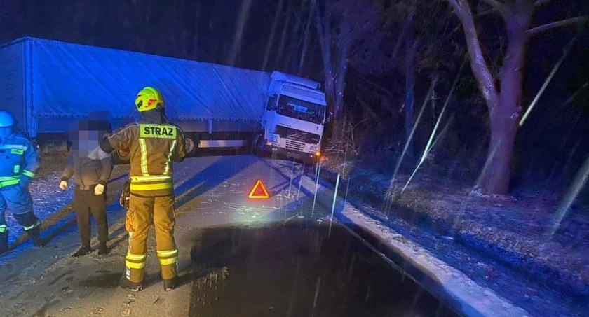 Zaśnieżona droga – Ciężarówka zjechała na zakręcie do rowu 