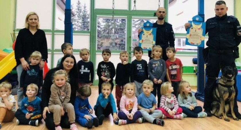 Policjanci i owczarek Frida gościli w przedszkolu 