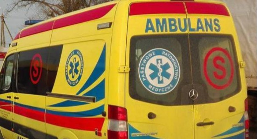 Bus szkolny z uczniami w rowie – W szpitalu dwoje dzieci i opiekunka