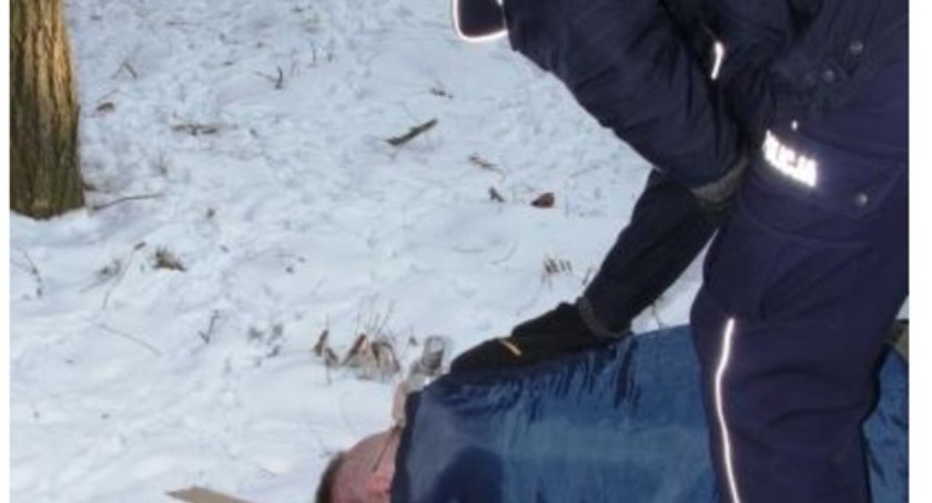 Zgłosił, że na śniegu leży mężczyzna – Bezdomnemu pomogli policjanci