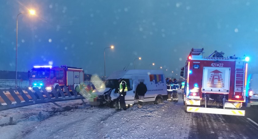 Samochód dostawczy uderzył w bariery na S17