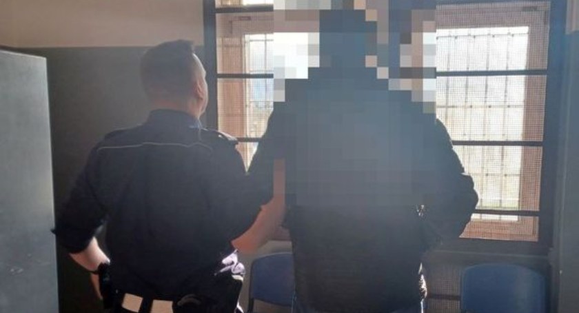 Ciężarówką przejechał po trawniku i uderzył w znak – Miał ponad 3 promile!