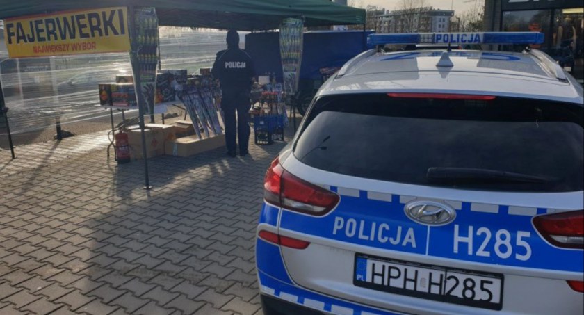Huczne przywitanie Nowego Roku już niebawem - Policjanci kontrolują stoiska z fajerwerkami