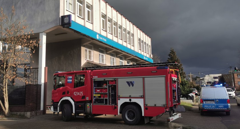 Akcja służb pod bankiem