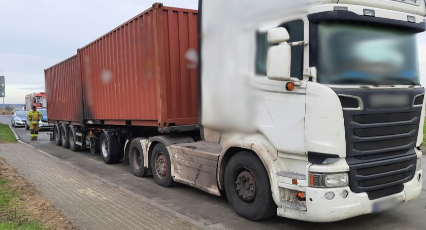 Silnie żrący kwas w ładunku i kierowca bez uprawnień