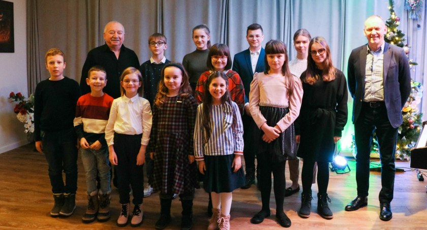 Kolędowali przy fortepianie