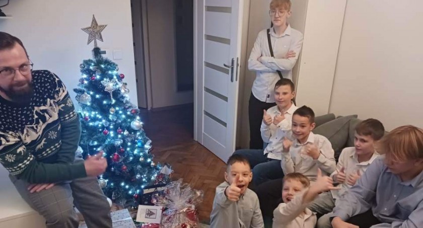 Dary trafiły do dzieci – Paczki rozpakowali podczas ośrodkowej wigilii 