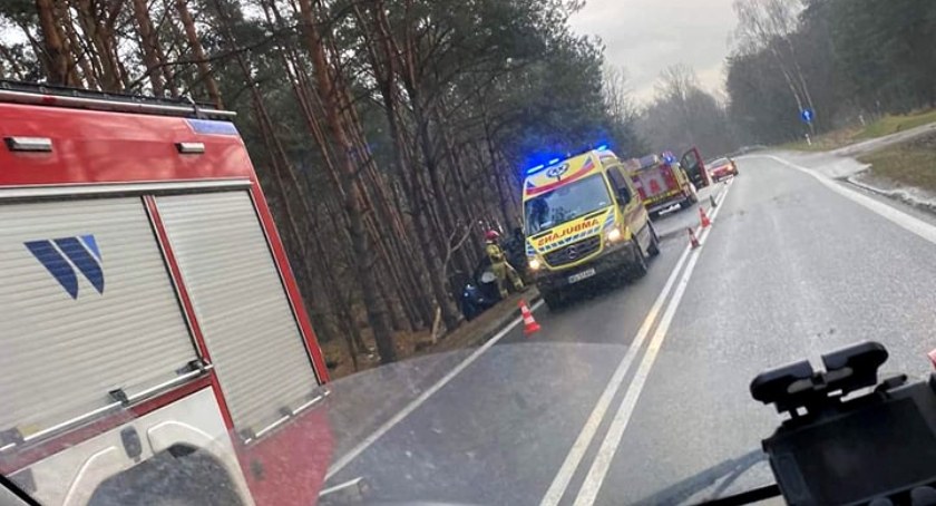 88-latek zasłabł za kierownicą i wjechał do rowu