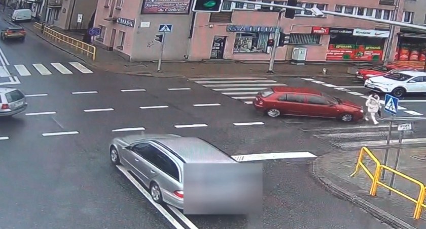 23-latek potrącił na pasach pieszą – Przechodziła na zielonym – Video