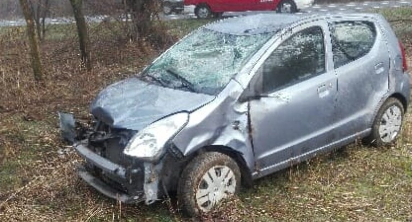 Straciła panowanie nad pojazdem i dachowała