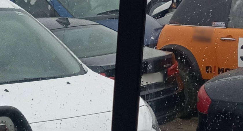 Nieoznakowane BMW w naprawie