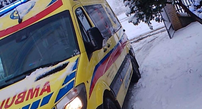 Wychłodzonego mężczyznę reanimowali mieszkańcy i strażacy