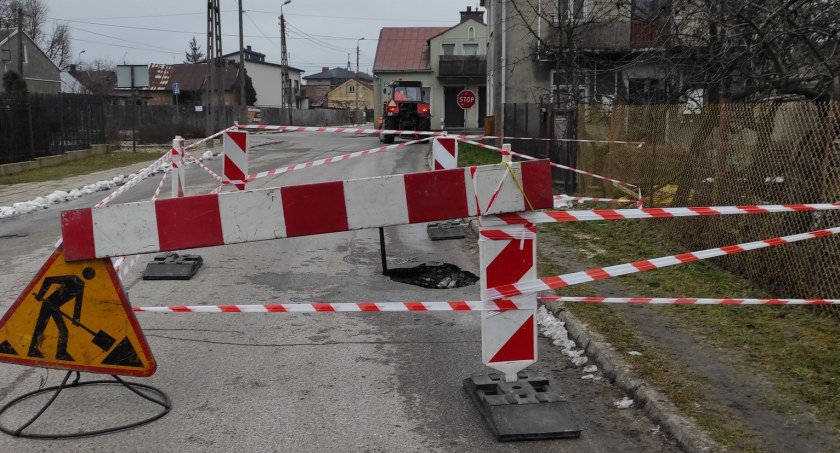 Uwaga! Zapadła się jezdnia!